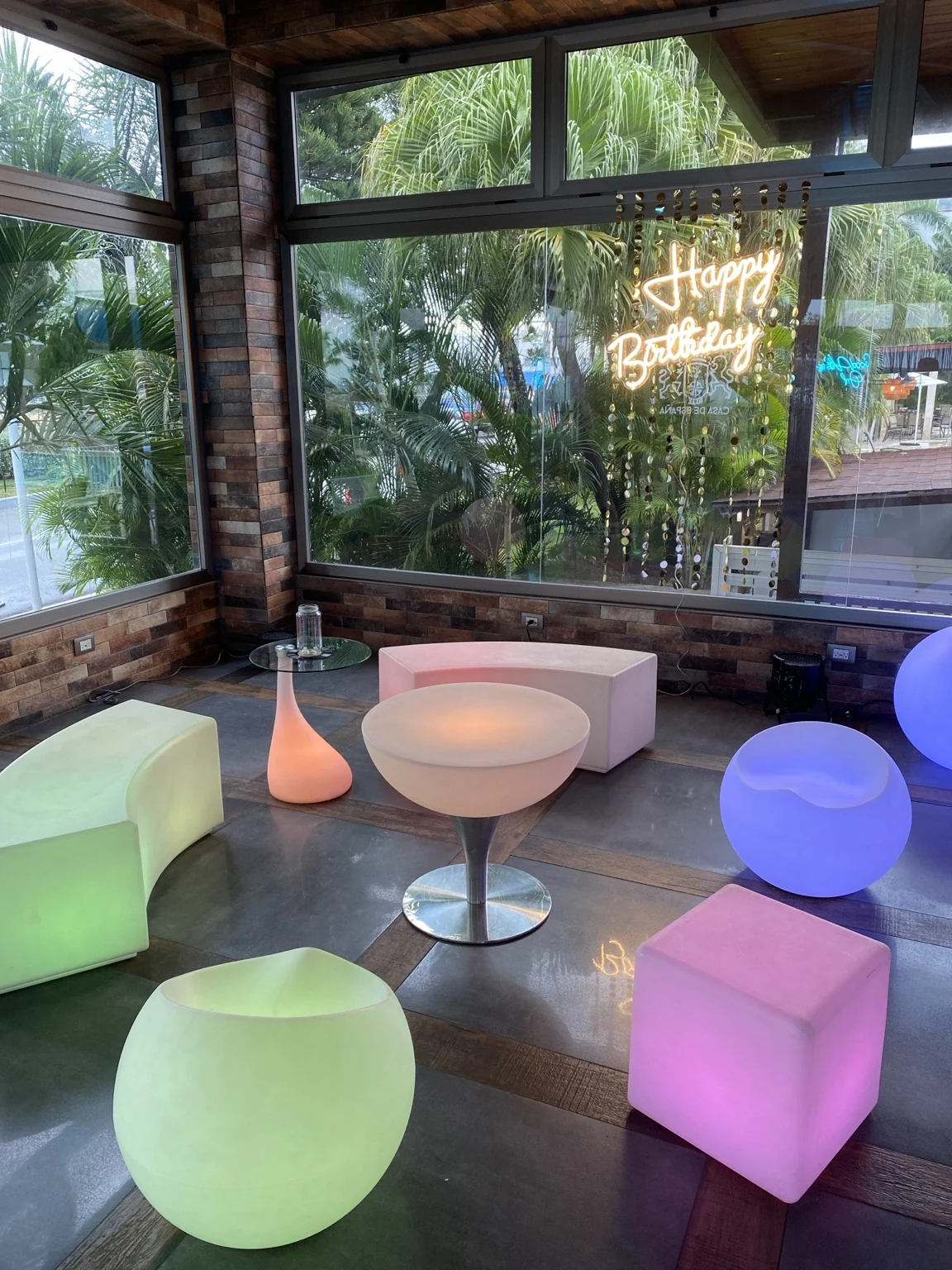 Montaje real de mobiliario LED de SkyFlip Rental